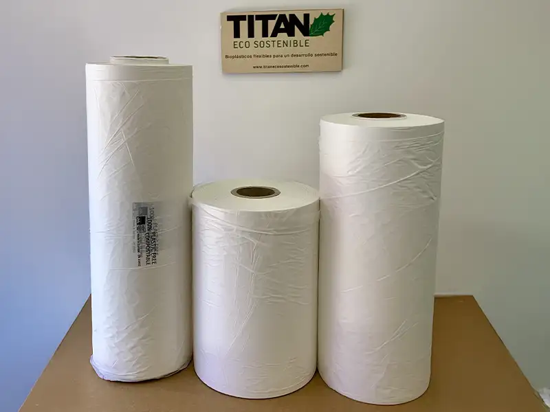 Bobina de film compostable para embolsado automático en lavanderías y tintorerías<br />
